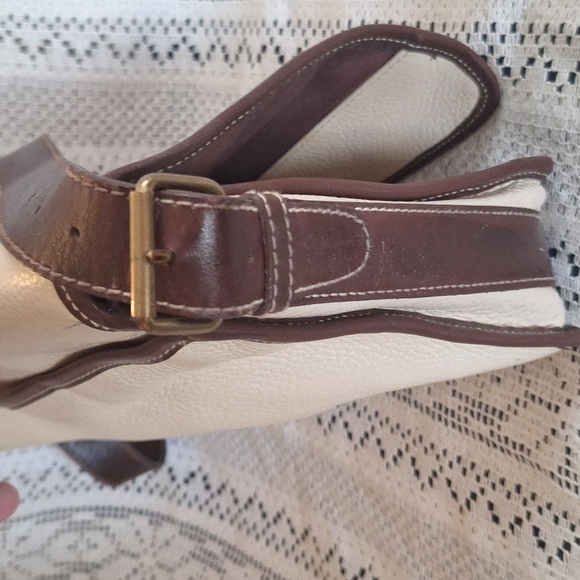 Elegant Cream and Brown Leather Bag with Gold Accent - Picture 4 of 8